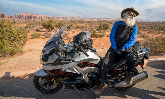 Sadhguru và chiếc BMW K1600 GT trong chuyến đi ở Mỹ năm 2021. Ảnh: Isha Foundation