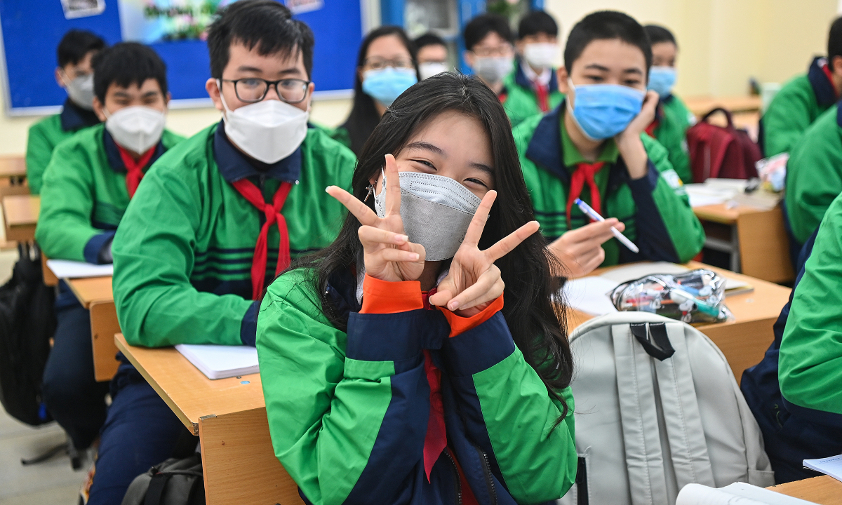 Học sinh lớp 1-6 ở Hà Nội trở lại trường