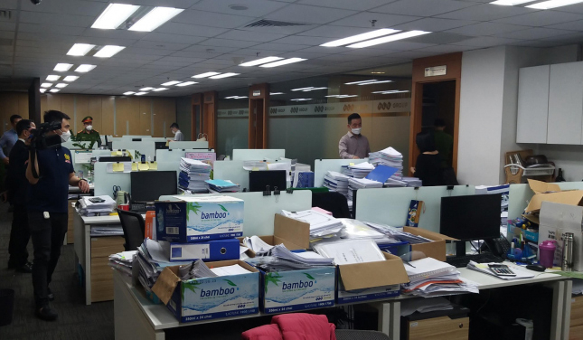 Cơ quan điều tra khám xét trụ sở FLC trong tối 29/3. Ảnh: Công an nhân dân