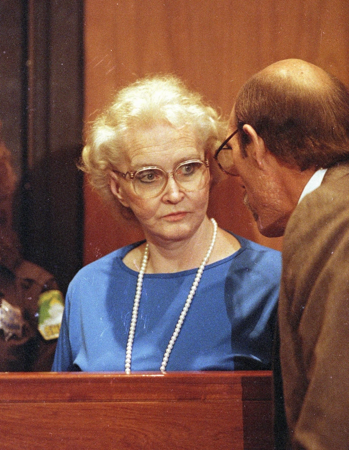 Dorothea bên luật sư trên một phiên tòa vào 1989. Ảnh: Nypost
