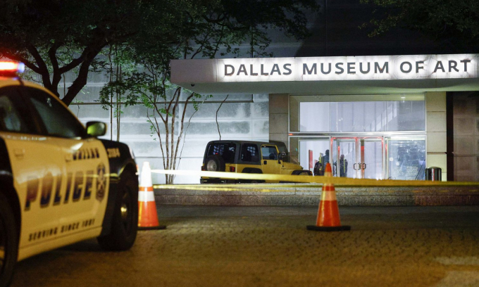 Xe cảnh sát bên ngoài tòa nhà DMA sau khi Hernandez bị bắt hôm 2/6. Ảnh: Dallas News.