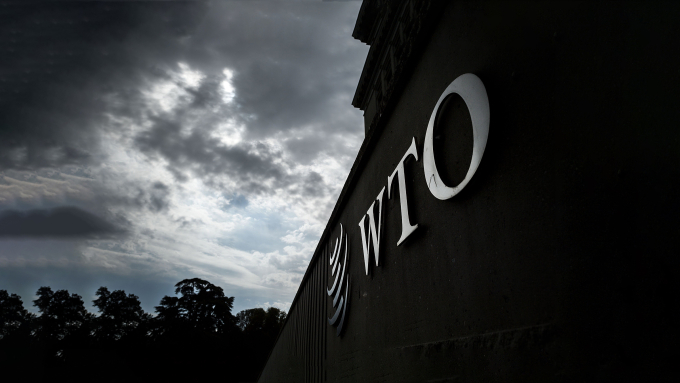 Biển hiệu WTO trước trụ sở của tổ chức ở Geneva, Thụy Sĩ năm 2018. Ảnh: AFP.
