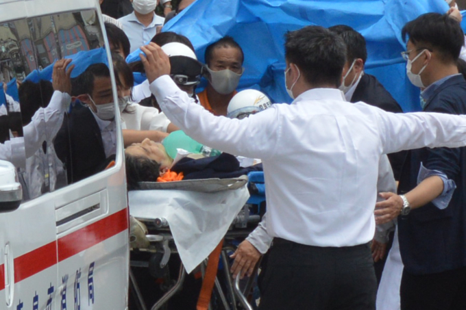 Cố thủ tướng Nhật Bản Shinzo Abe được chuyển lên cáng đưa vào bệnh viện sau khi bị bắn ở thành phố Nara hôm 8/7. Ảnh: AFP.