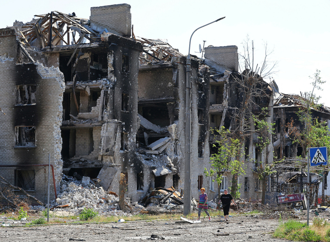 Những ngôi nhà bị phá hủy do giao tranh ở thành phố Severodonetsk, tỉnh Lugansk, miền đông Ukraine ngày 30/6. Ảnh: Reuters.