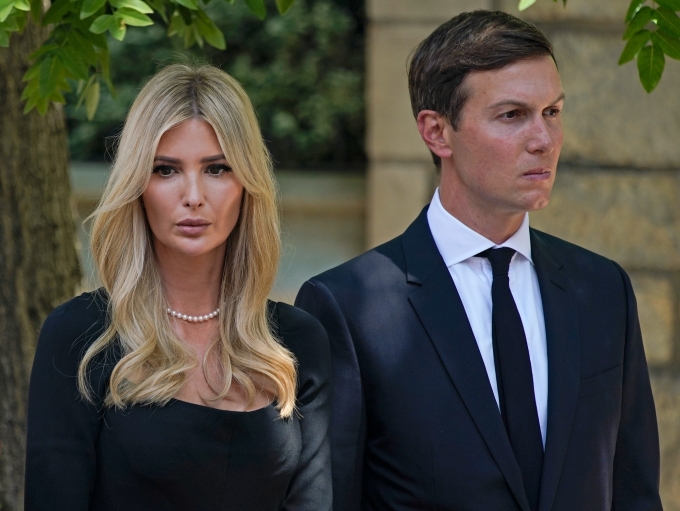 Ivanka, con gái chung của bà Ivana và ông Trump, đứng cạnh chồng trong lễ tang của mẹ. Ảnh: AP