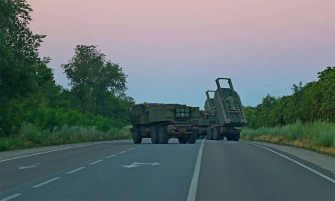 Tổ hợp HIMARS của Ukraine trên một tuyến đường ở tỉnh Zaporizhzhia trong ảnh công bố ngày 4/7. Ảnh: Reuters.
