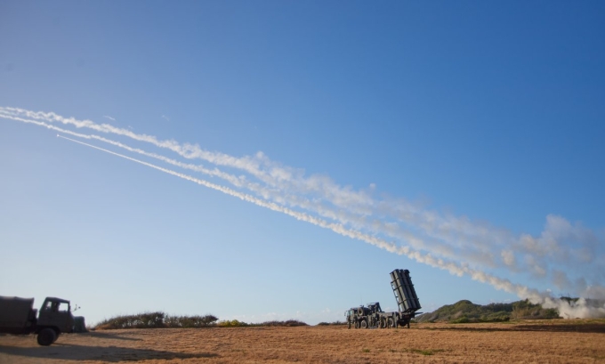 Hệ thống HIMARS Mỹ khai hỏa trong cuộc diễn tập hôm 22/7. Ảnh: US Navy.