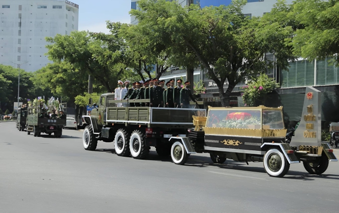 Đoàn xe đưa tro cốt người anh hùng Kostas Nguyễn Văn Lập chạy trên đường Nguyễn Hữu Thọ về nghĩa trang Quân khu 5. Ảnh: Nguyễn Đông