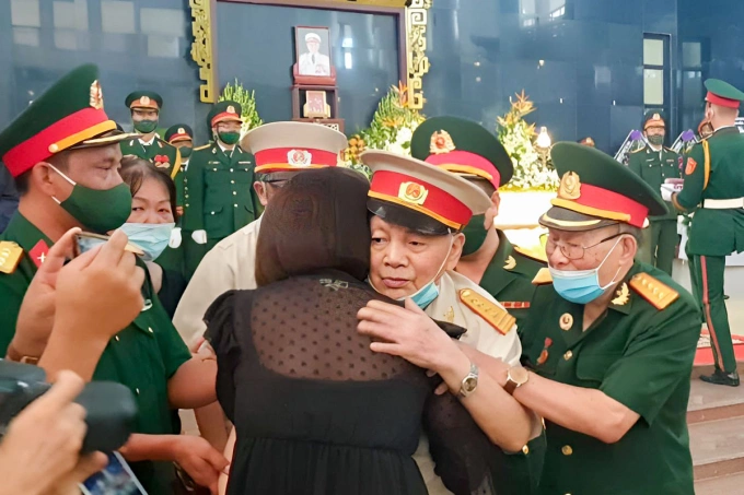 Đại tá Võ Văn Minh chia buồn cùng bà Foteini Sarantidoc Nguyễn Thị Tuyết. Ảnh: Đông Hải
