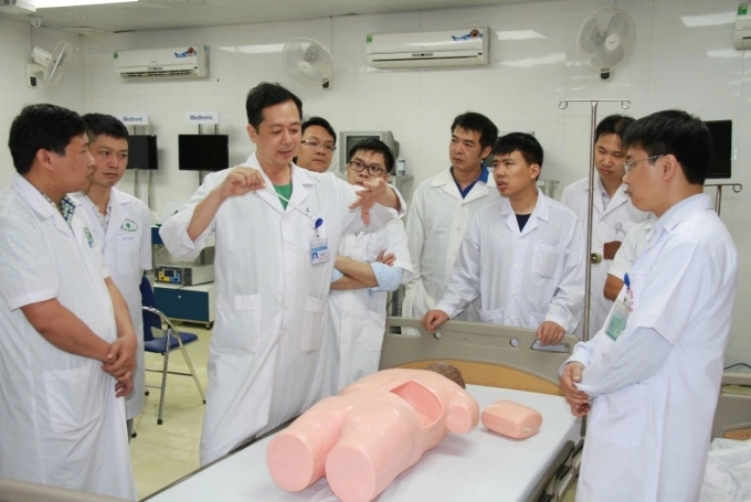 Sinh viên Cao đẳng Y tế và Thiết bị Việt Đức học thực hành. Ảnh: Cao đẳng Y tế và Thiết bị Việt Đức