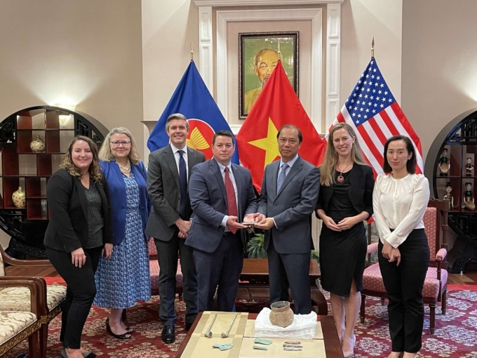 Đại sứ Việt Nam tại Mỹ Nguyễn Quốc Dũng (thứ ba, từ phải sang trái) và đại diện FBI tại lễ bàn giao cổ vật ngày 5/8 ở Washington. Ảnh: Đại sứ quán Việt Nam tại Mỹ.