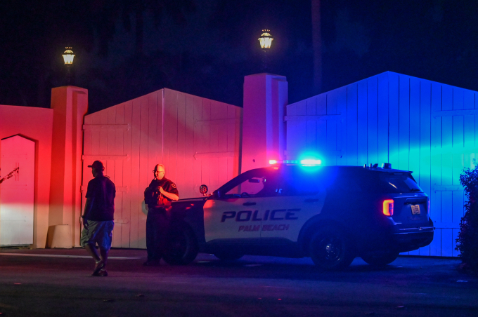 Xe cảnh sát bên ngoài dinh thự của cựu tổng thống Mỹ Donald Trump ở Mar-A-Lago, Palm Beach, Florida, hôm 8/8. Ảnh: AFP.