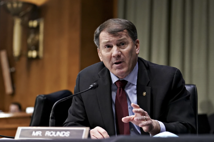 Thượng nghị sĩ Mike Rounds trong một phiên điều trần ở Washington, Mỹ vào tháng 1/2021. Ảnh: NBC.