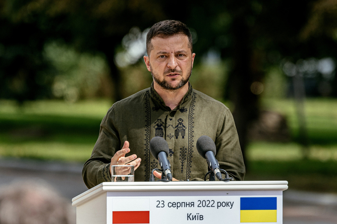Tổng thống Ukraine Volodymyr Zelensky phát biểu tại cuộc họp báo ở Kiev ngày 23/8. Ảnh: AFP.