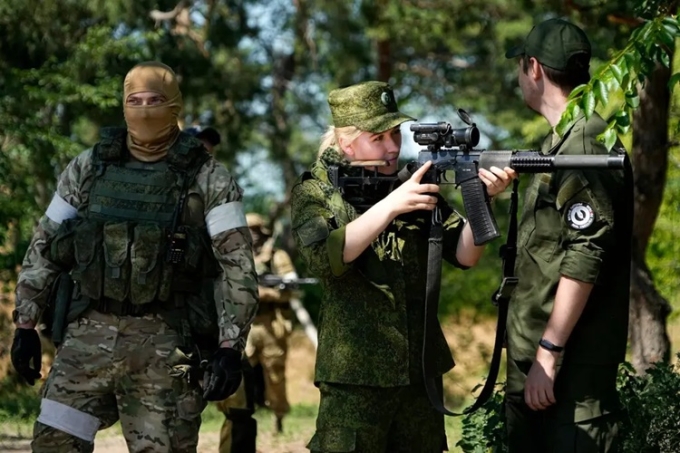 Các binh sĩ Nga tại thị trấn Schastia, vùng Lugansk, miền đông Ukraine, hồi tháng 6. Ảnh: AP.