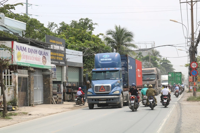 Xe chạy trên đường Nguyễn Duy Trinh, đoạn gần cảng Phú Hữu, năm 2021. Ảnh: Gia Minh