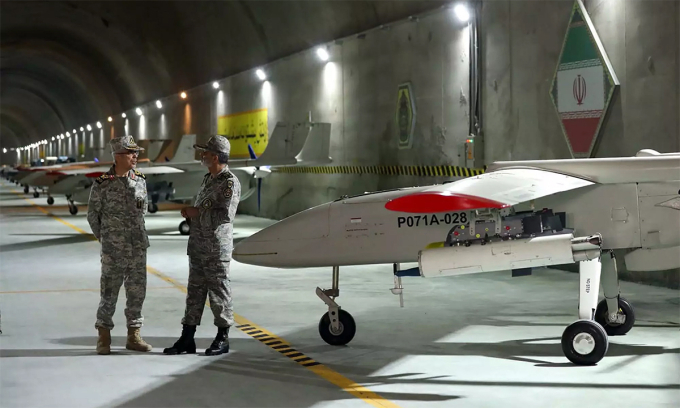 Các chỉ huy Iran đứng cạnh UAV trong căn cứ ngầm ngày 28/5. Ảnh: Reuters.
