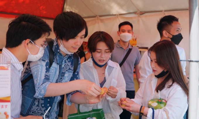 Người Nhật thưởng thức quả vải của Việt Nam tại Lễ hội Việt Nam 2022 tại thủ đô Tokyo. Ảnh: HONTO.