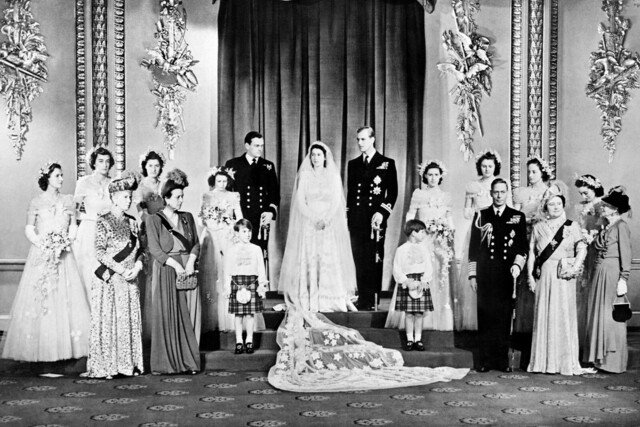 Công chúa Elizabeth cùng hôn phu Philip Mountbatten chụp ảnh với các thành viên Hoàng gia Anh và quan khách trong đám cưới tại Cung điện Buckingham ở London ngày 20/11/1947. Ảnh: AFP. -2483-1662917669.jpg