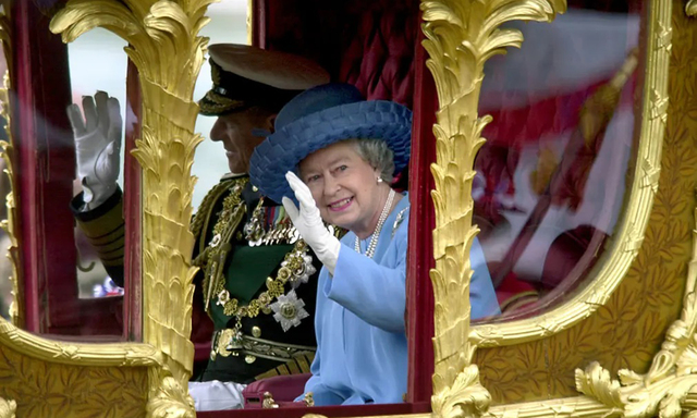 Nữ hoàng Elizabeth II và Hoàng thân Philip ngồi trên xe diễu hành từ Cung điện Buckingham đến Nhà thờ St Paul trong Đại lễ Vàng năm 2002. Ảnh: PA. -6876-1662953817.jpg