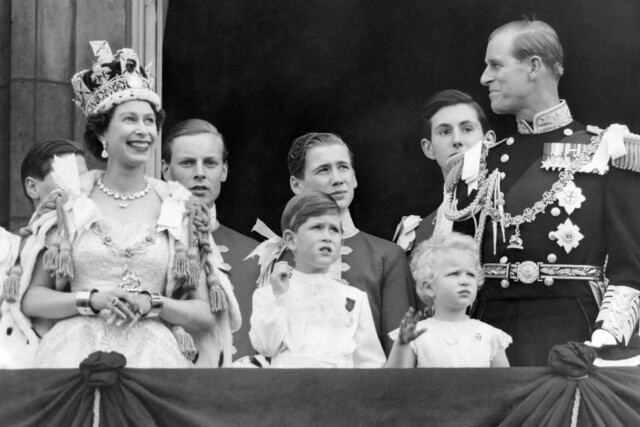 Nữ hoàng Elizabeth II cùng các thành viên Hoàng gia trên ban công Cung điện Buckingham sau lễ đăng quang năm 1953. Ảnh: PA. -8604-1662917670.jpg