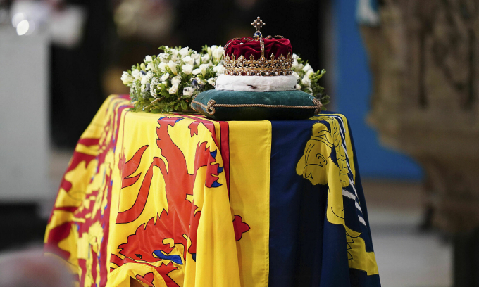 Linh cữu Nữ hoàng Elizabeth II tại nhà thờ St Giles ở Edinburgh hôm 12/9. Ảnh: PA.
