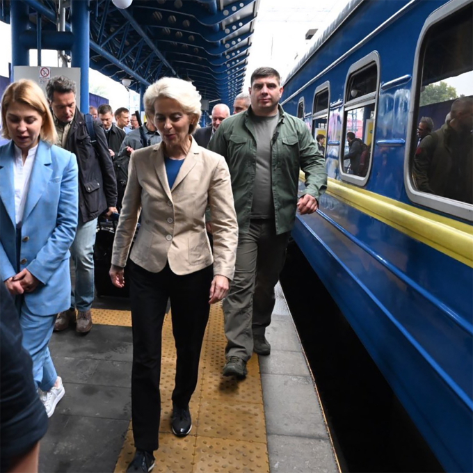 Chủ tịch Ủy ban châu Âu Ursula von der Leyen (thứ hai, từ phải sang) tại Kiev, Ukraine ngày 15/9. Ảnh: Twitter/vonderleyen.