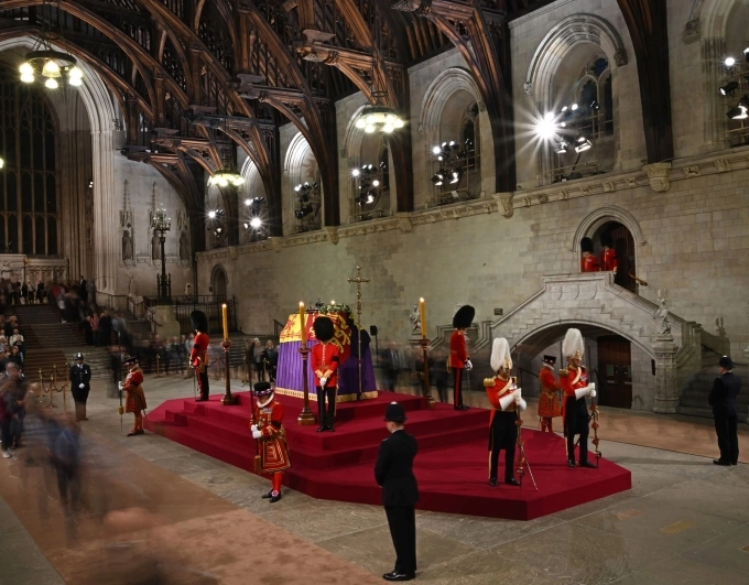 Bốn lính thuộc Đội Cận vệ của Quốc vương đứng bốn góc bảo vệ linh cữu Nữ hoàng, ngày 14/9. Ảnh: Reuters.