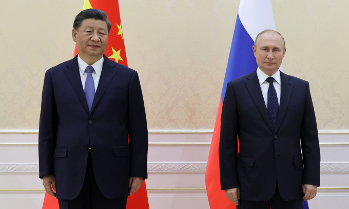 Chủ tịch Tập (trái) và Tổng thống Putin bên lề hội nghị thượng đỉnh SCO tại Uzbekistan ngày 15/9. Ảnh: AFP.