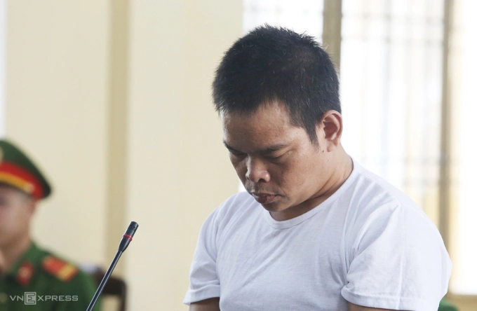 BNướch Cao luôn cúi mắt tại phiên tòa sơ thẩm chiều 19/9. Ảnh: Đắc Thành