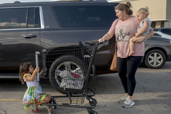 Megan Naquin và hai con tại bãi đỗ xe của siêu thị. Ảnh: WSJ.