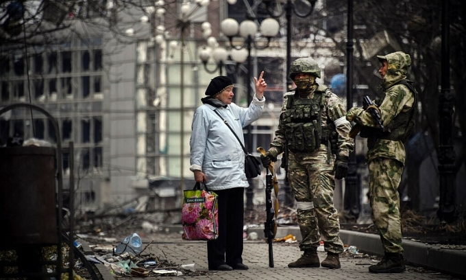 Lính Nga tuần tra tại trung tâm thành phố Mariupol vào ngày 12/4. Ảnh: AFP.