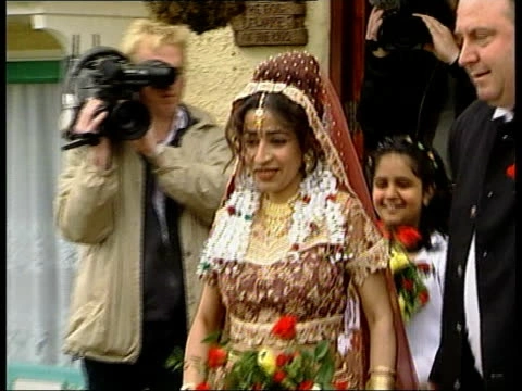 Saira trong trang phục cưới truyền thống Bangladesh, trên đường vào trại giam kết hôn với Charles Bronson . Ảnh: The Sun