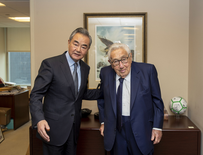Ngoại trưởng Trung Quốc Vương Nghị (trái) gặp cựu ngoại trưởng Mỹ Henry Kissinger tại New York ngày 19/9. Ảnh: AFP.