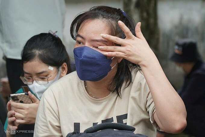 Chị Hiền bật khóc khi được đưa về Việt Nam. Ảnh: Phước Tuấn