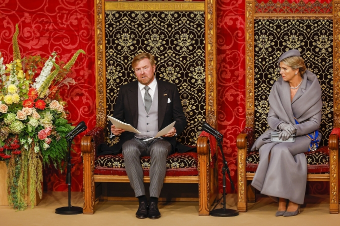 Vua Willem-Alexander (trái) và Hoàng hậu Maxima phát biểu từ ngai vàng ở La Hay, Hà Lan. Ảnh: AFP.