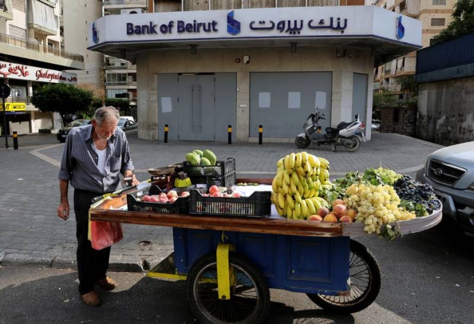 A street vendor stands by his cart near a closed Bank of Beirut branch in Beirut, Lebanon September 20, 2022. REUTERS/Mohamed Azakir