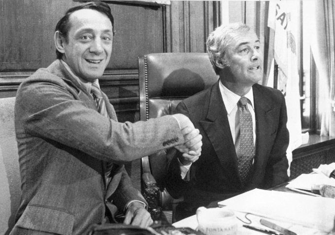 Harvey Milk (trái) bắt tay Thị trưởng George Moscone trong một cuộc họp báo khoảng những năm 1970. Ảnh: Sfgate