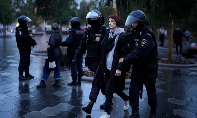 Cảnh sát Nga bắt một người biểu tình ở thủ đô Moskva ngày 24/9. Ảnh: AP.