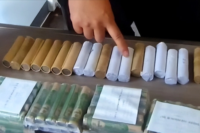 Công ty đổi hơn 61 kg tiền xu để trả tiền bồi thường. Ảnh: Toutiao