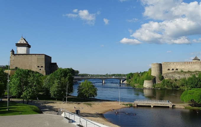 Sông Narva ngăn cách Nga và Estonia. Ảnh: Baltic Times.