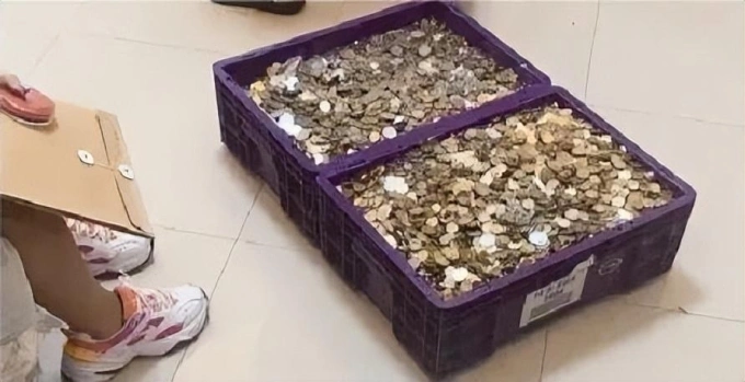 Hai sọt tiền xu trị giá