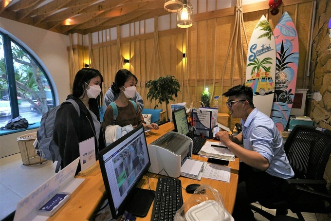 Nhiều người đến khách sạn Santori Hotel & Spa Da Nang xin lưu trú là sinh viên, người dân ở trong các nhà không kiên cố. Ảnh: Nam Em