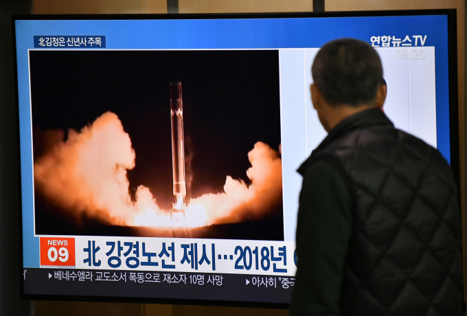 A person watches a news report showing a North Korean missile test launch at a train station in Seoul, South Korea, January 1, 2020. Photo: AFP.