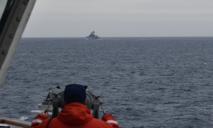 Thủy thủ tàu Kimball theo dõi tàu khu trục Nga ngoài khơi Alaska hôm 19/9. Ảnh: USCGC.