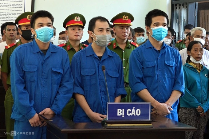 Thuận và hai đồng phạm tại phiên tòa. Ảnh: Vạn An