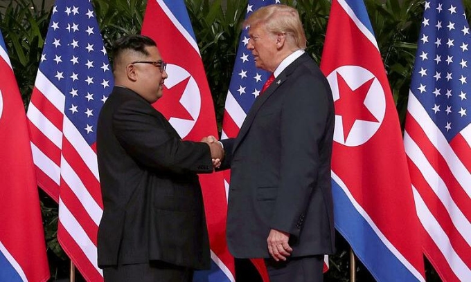 Tổng thống Mỹ Donald Trump bắt tay Chủ tịch Triều Tiên Kim Jong-un trong cuộc gặp tại Singapore hồi tháng 6/2018. Ảnh: Reuters.