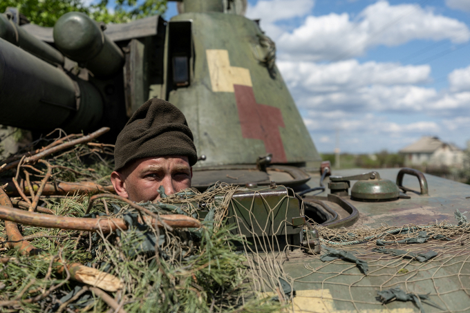 A Ukrainian soldier in a tank in Lyman, Donetsk region, April 28. Photo: Reuters