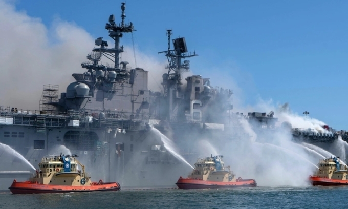 Hiện trường vụ cháy tàu chiến USS Bonhomme Richard tại Căn cứ Hải quân San Diego hồi tháng 7/2020. Ảnh: AFP.
