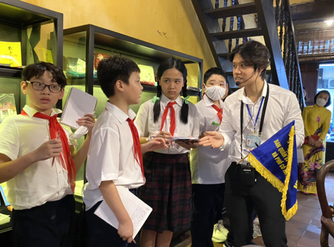Học sinh lớp 6G, trường THCS Nguyễn Du, quận Hoàn Kiếm, trả lời câu hỏi tương tác của hướng dẫn viên khi tới thăm Ngôi nhà di sản (87 Mã Mây), Hà Nội, chiều 7/10. Ảnh: BM